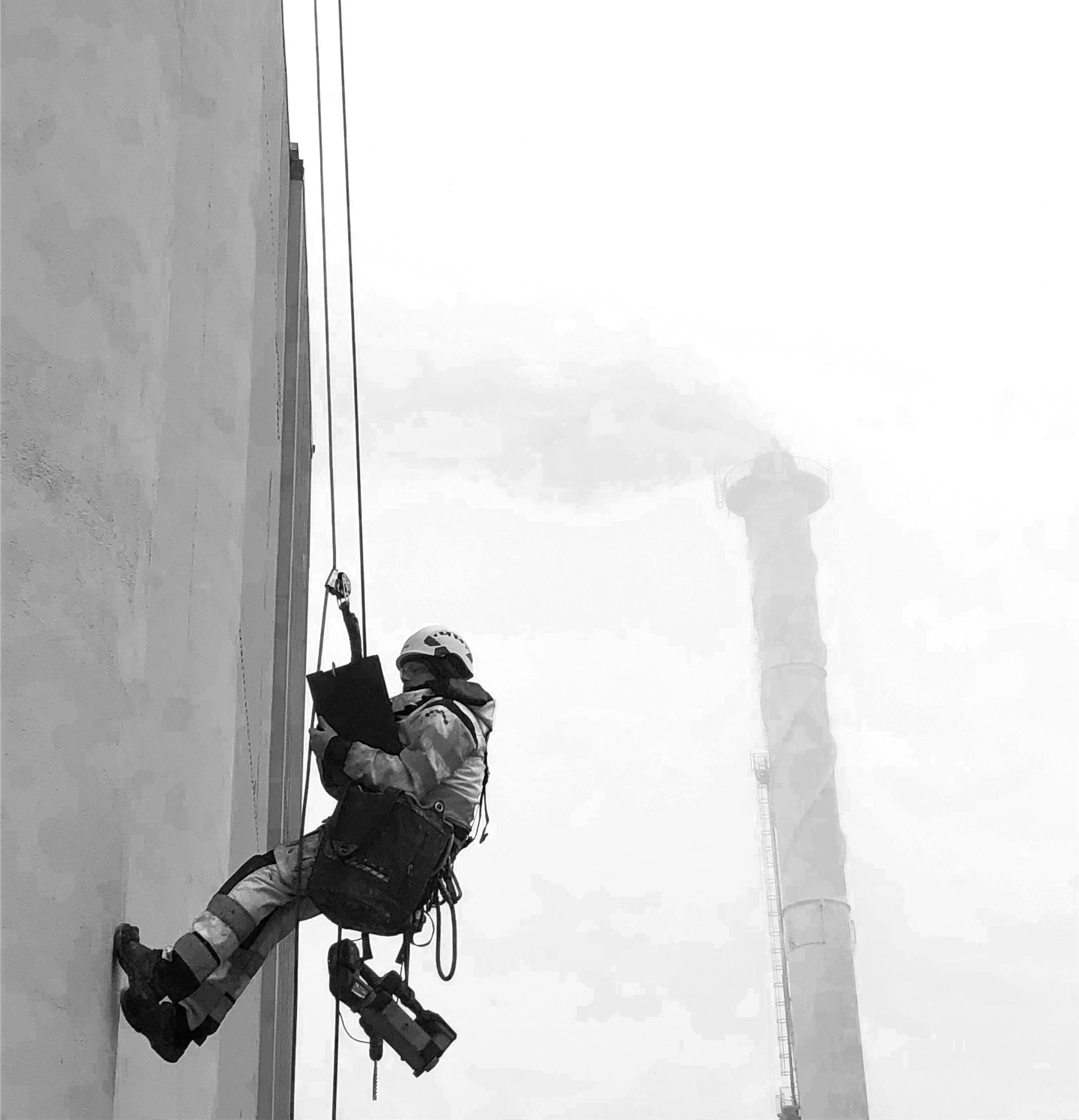 svartvit bild hängande inspektion