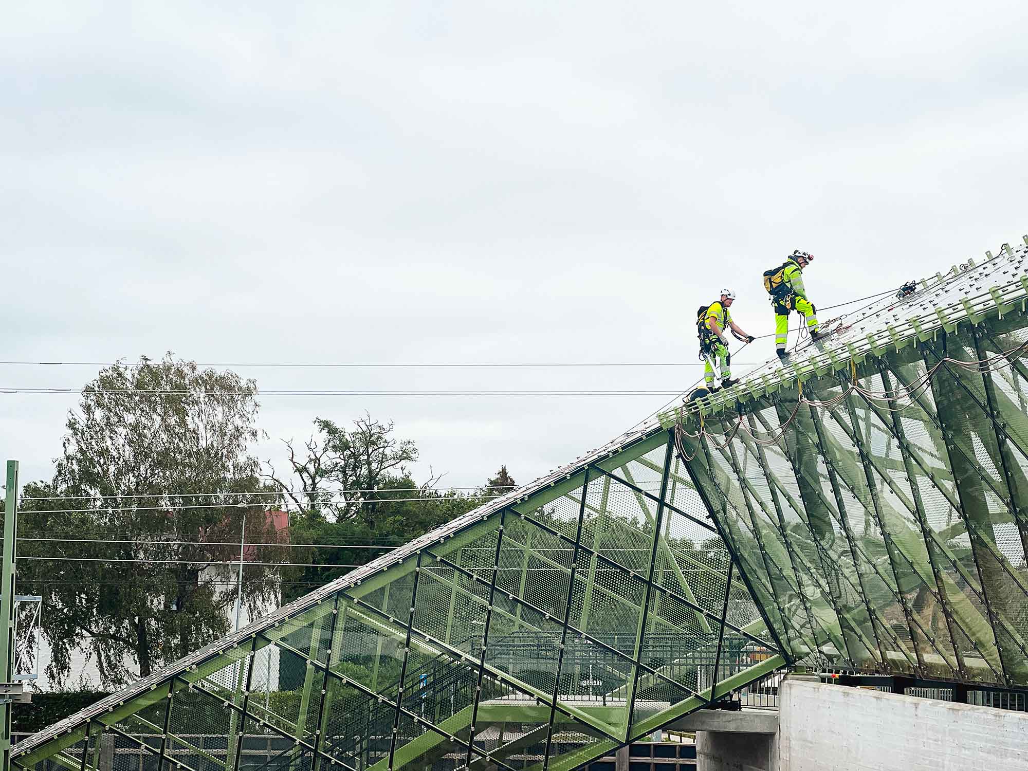 byggnadsarbete på tak