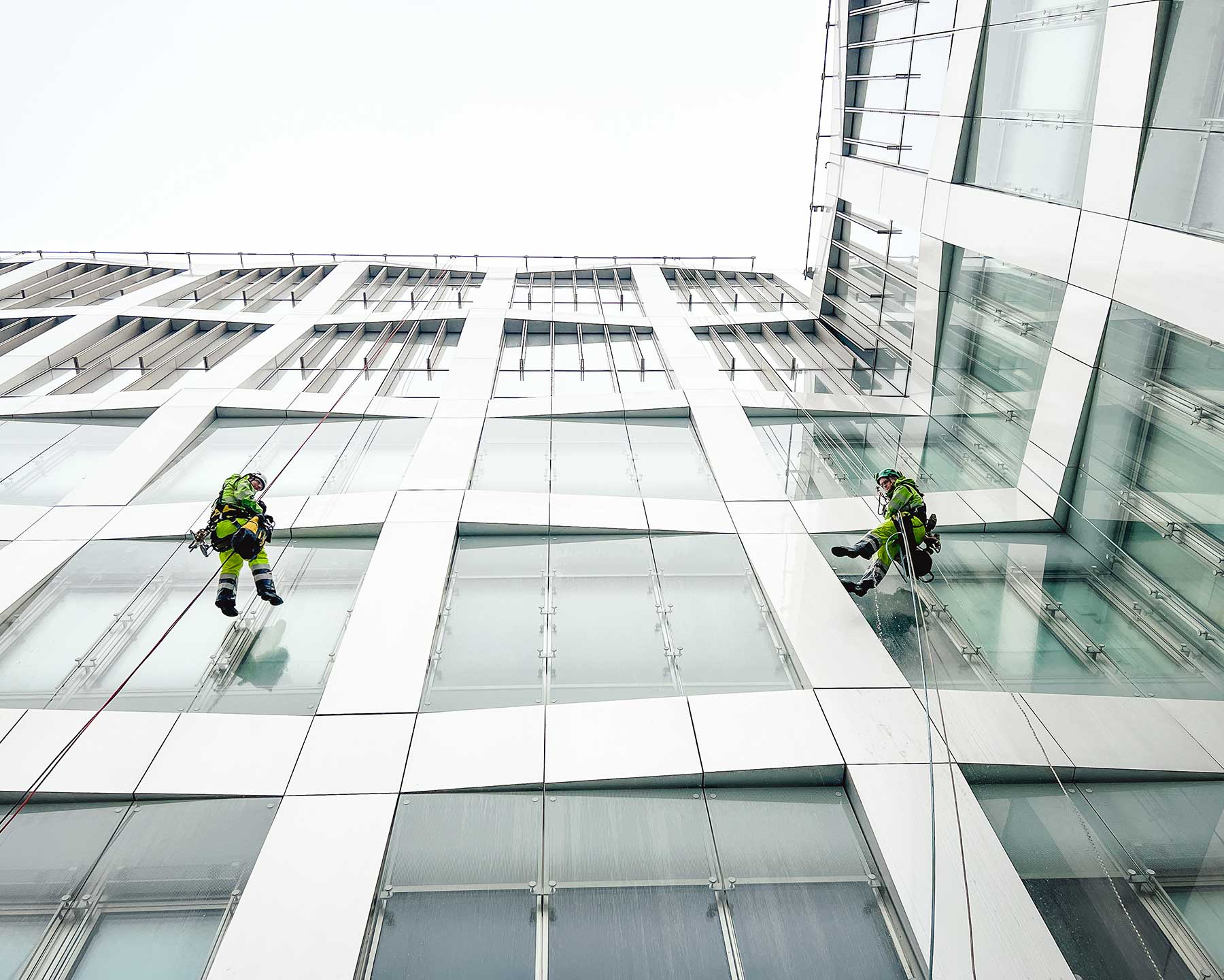 män hängandes i arbete