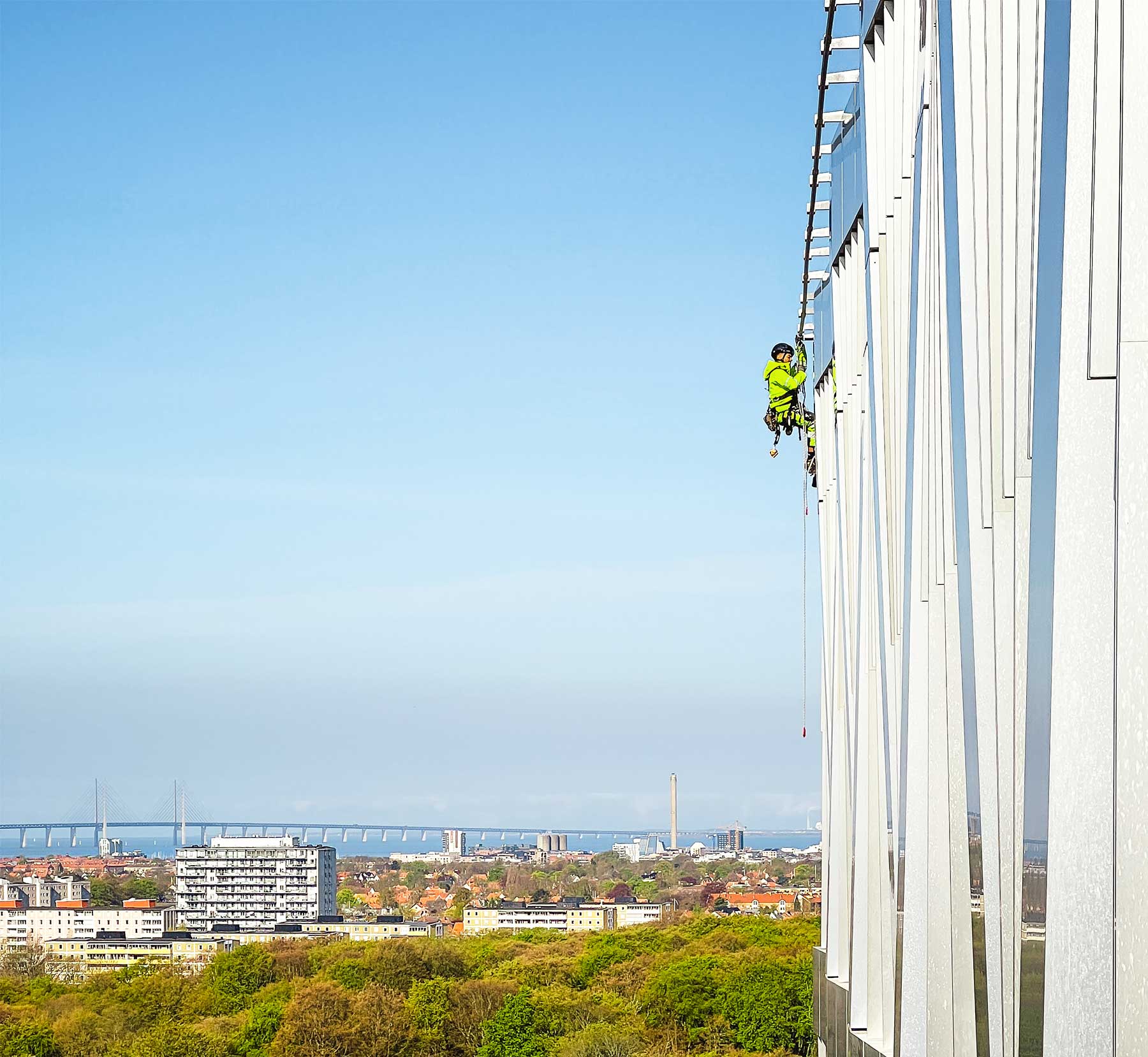 män hängandes i arbete